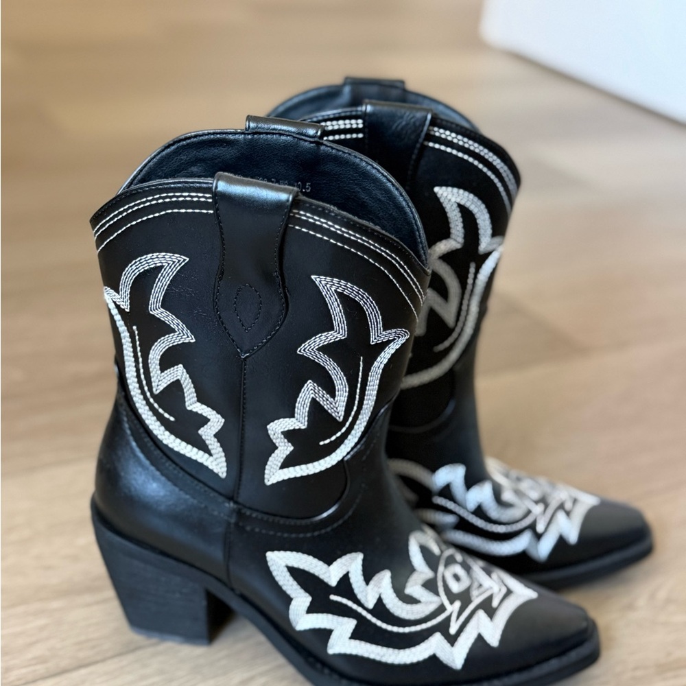 Wetkiss Western Black Embroidered Heeled Cowboy Boots - fits like a 10